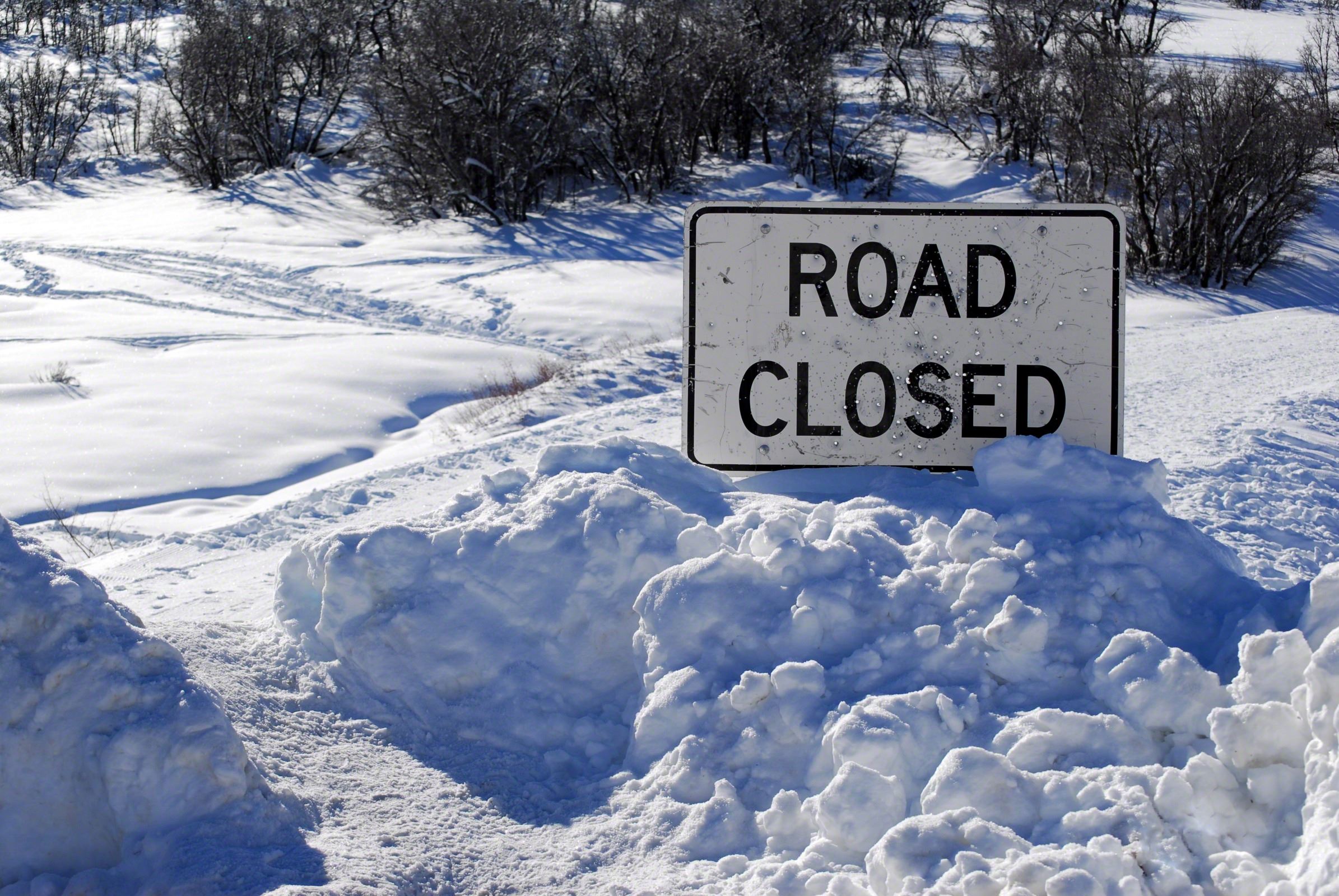 road-closed-sign-snow