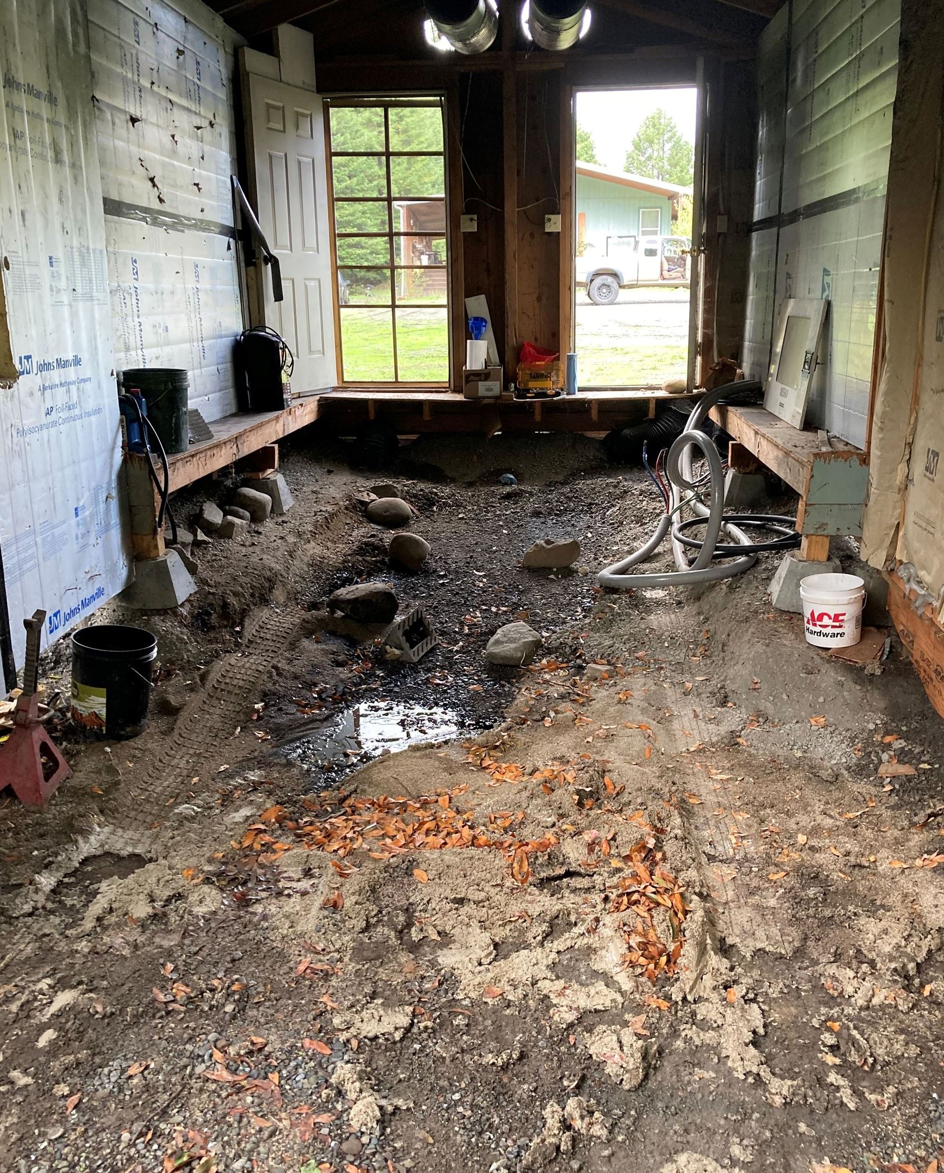 Oil/Fuel Spill violation located underneath generator